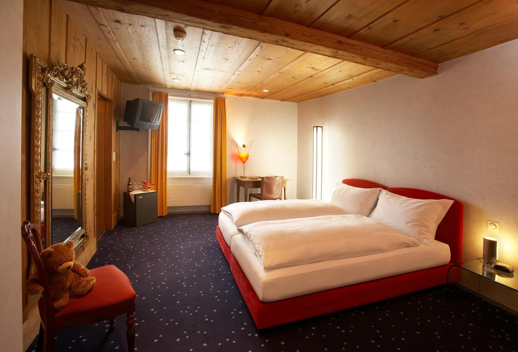 Romantik Hotel de L'Ours Sugiez Buitenkant foto